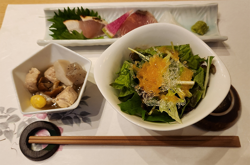 つみきで提供される煮物、サラダ、刺身