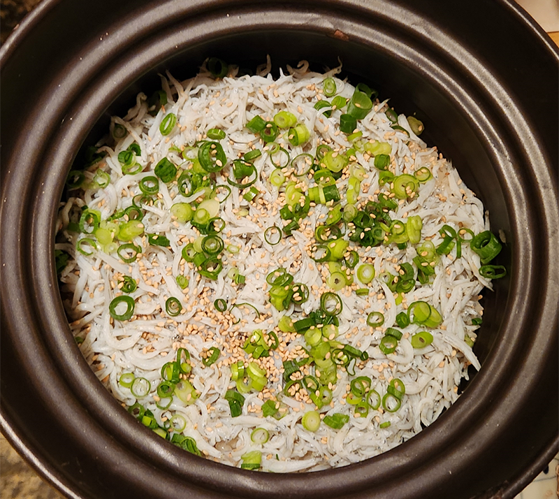 小魚とねぎ、ごまが載ったつみきの釜飯