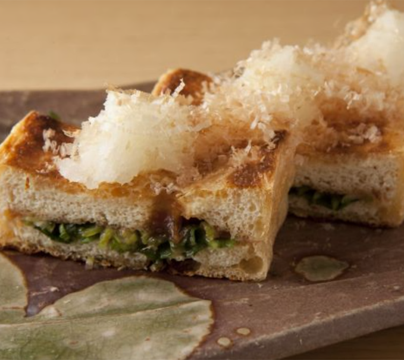 具材を挟んで焼いた厚みのある栃尾油揚げ